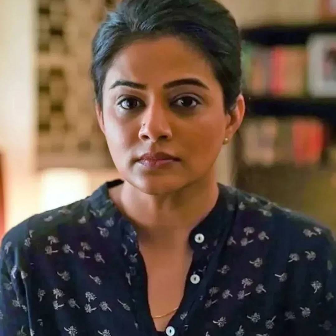 सीरीजच्या कास्टबद्दल बोलायचं झाल्यास मनोज बाजपेयीशिवाय प्रियामणीने श्रीकांतच्या पत्नीचा रोल केला आहे. रिपोर्ट्सनुसार सीरिजच्या तिसऱ्या सीजनसाठी तिला 7 कोटी रुपयाच्या आसपास मानधन मिळालं आहे. 