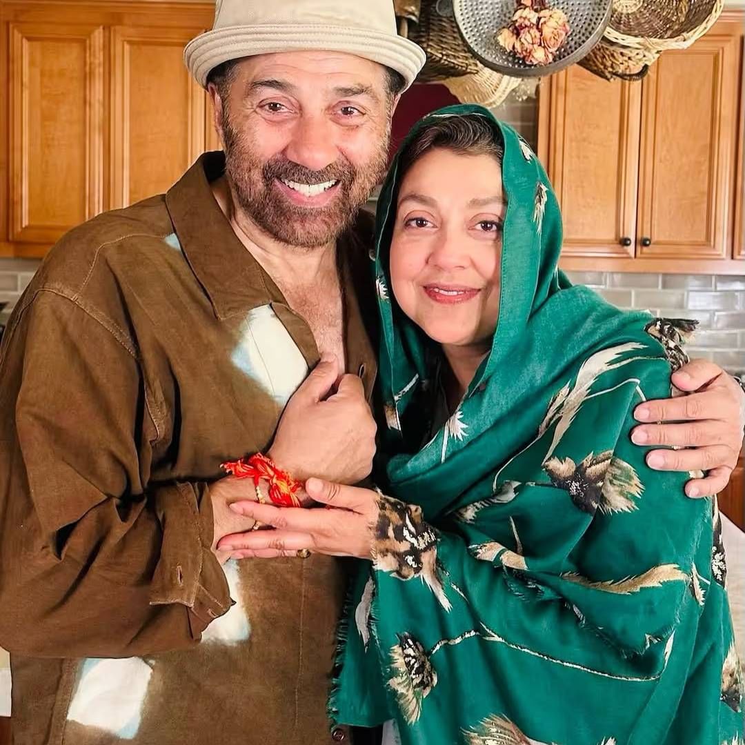 धर्मेंद्र यांची प्रकृती बिघडल्याच समजताच त्यांचे कुटुंबीय आणि मित्र परिवार सावली सारखा त्यांच्यासोबत आहे. पण या दरम्यान त्यांच्या दोन मुली अजीता आणि विजेता कुठे दिसल्या नाहीत. धर्मेंद्र यांच्या दोन मुली नेहमीच लाइमलाइटपासून दूर राहतात. त्यामुळे कॅमेऱ्याने त्यांना कधी कैद केलं नाही. ग्लॅमवर वर्ल्डच्या चमकदार दुनियेपासून लांब राहणाऱ्या या धर्मेंद्र यांच्या दोन मुली कोण?. 