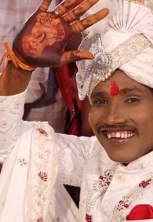 मराठी बिग बॉसच्या सिझन 5 चा विजेता सूरज चव्हाण अखेर लग्नबंधनात अडकला आहे. गेल्या अनेक दिवसांपासून त्याच्या लग्नाची चर्चा चालू होती. विशेष म्हणजे लग्न जमल्यानंतर तो प्रत्यक्ष विवाह सोहळ्याची जोमात तयारी करत होता. आता सूरज बोहल्यावर चढला आहे. 