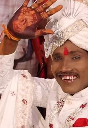 मराठी बिग बॉसच्या सिझन 5 चा विजेता सूरज चव्हाण अखेर लग्नबंधनात अडकला आहे. गेल्या अनेक दिवसांपासून त्याच्या लग्नाची चर्चा चालू होती. विशेष म्हणजे लग्न जमल्यानंतर तो प्रत्यक्ष विवाह सोहळ्याची जोमात तयारी करत होता. आता सूरज बोहल्यावर चढला आहे.