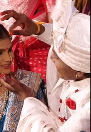 सूरज चव्हाणचे लग्न मोठ्या थाटात पार पडले. त्याच्या या विवाह सोहळ्याला बिग बॉस मराठीची सिझन पाचची स्पर्धक जान्हवी किल्लेकर उपस्थित होती. हळदी समारंभातही जान्हवीने मोठी धमाल केली. सूरजच्या लग्नाच्या दिवशी शेकडो लोकांनी हजेरी लावल्याचे दिसले. यावेळी सूरजची मोठ्या थाटात वरात काढण्यात आली.