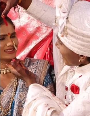 सूरजच्या पत्नीचे नाव संजना असे आहे. सूरज आणि संजना या दोघांचे प्रत्यक्ष लग्नमंडपातील काही फोटो समोर आले आहेत. या फोटोंमध्ये सूरज चव्हाण फारच आनंदी असल्याचे दिसतोय. सोबतच संजनादेखील हसत असलेली पाहायला मिळत आहे. 