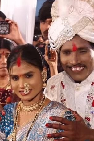 सर्व प्रथा-परंपरा पार पाडून सुरज-संजना आता विवाह बंधनात अडकले आहेत. यावेळी दोघांच्याही चेहऱ्यावरील आनंद ओसंडून वाहताना दिसत होता. सूरज आता संजनासोबत एका नव्या अध्यायाची सुरुवात करतो आहे. त्याला सर्वच स्तरातून शुभेच्छा दिल्या जात आहेत. 