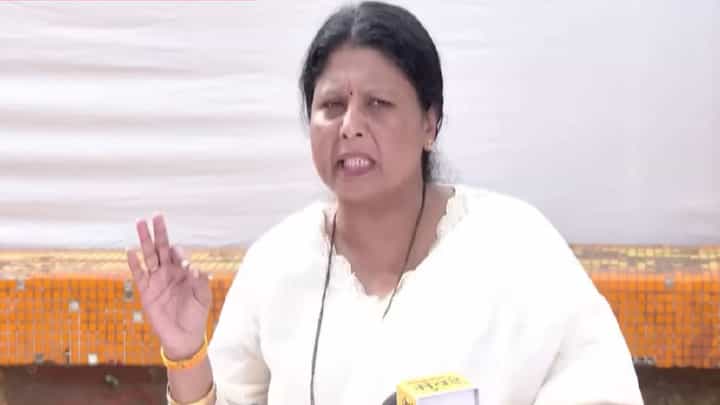 Sushma Andhare : ...तेव्हा दमानिया कुठे गेल्या होत्या? त्यांच्या हेतूंवर शंका... सुषमा अंधारेंचा सवाल Sushma Andhare : ...तेव्हा दमानिया कुठे गेल्या होत्या? त्यांच्या हेतूंवर शंका... सुषमा अंधारेंचा सवाल