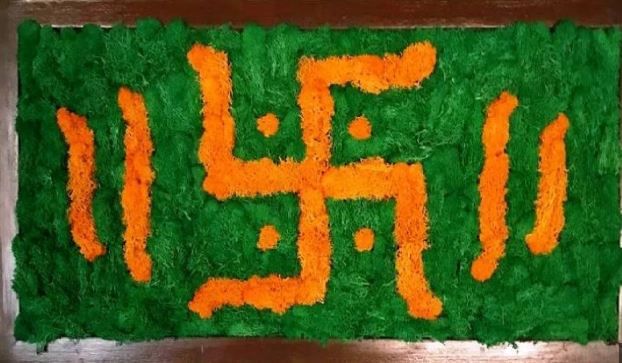 चप्पल, बुट ठेवण्याची जागा, घराच्या प्रवेशद्वाराच्या खाली स्वास्तिक काढणे अशुभ मनाले जाते. स्वास्तिक हे एक पवित्र असे प्रतिक आहे. स्वास्तिकावर पाय देणे हे अपवित्रतेचे लक्षण मानले जाते. त्यामुळेच बुट, चप्पल ज्या ठिकाणी ठेवले जाते, तेथे स्वास्तिक काढू नये असे म्हटले जाते. 