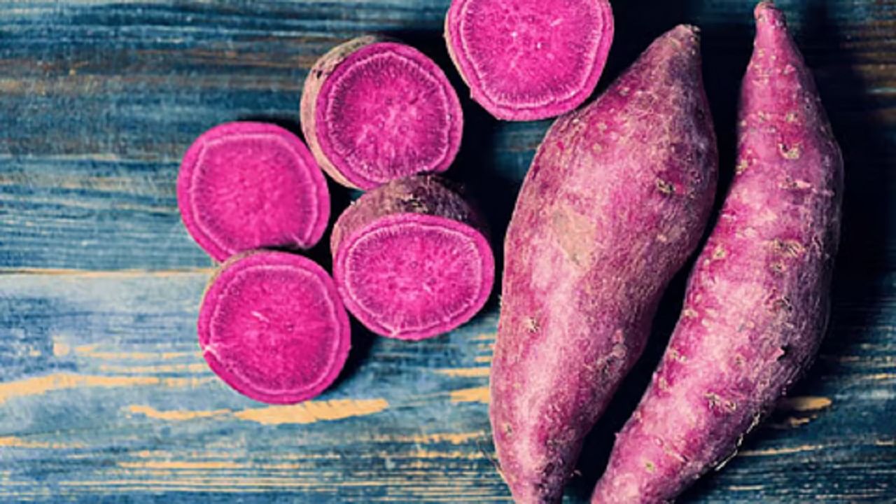 व्हिटॅमिन A आणि C त्वचेला नैसर्गिक चमक देतात आणि कोरडी त्वचा टाळतात. हिवाळ्यात त्वचेचा कोरडेपणा कमी होण्यासाठी हे मदत करतात.