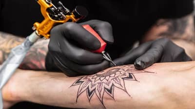 शरिरावर टॅटू काढल्यामुळे खरच स्किन कॅन्सर होतो? पहा संशोधन काय सांगतं?