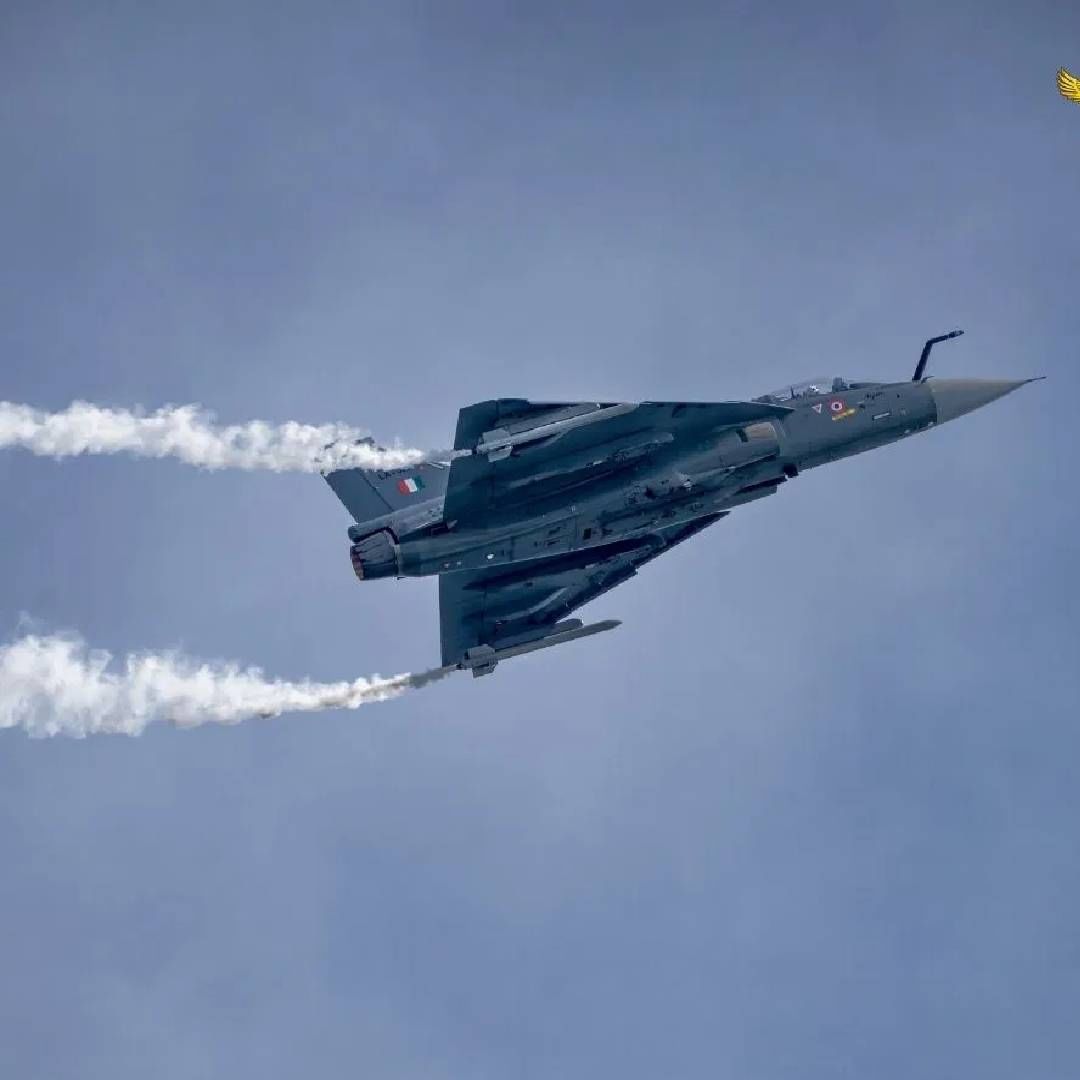 HAL ने एचएफ-24 मारूत नंतर तेजस एलसीए (लाइट कॉम्बेट एअरक्राफ्ट) भारतात बनवलेलं दुसरं फायटर विमान आहे.   ही दोन्ही विमानं हिंदुस्तान एरोनॉटिक्स लिमिटेडने तयार केली आहेत. तेजसचा एअर फोर्सने आपल्या ताफ्यात समावेश केला आहे. 