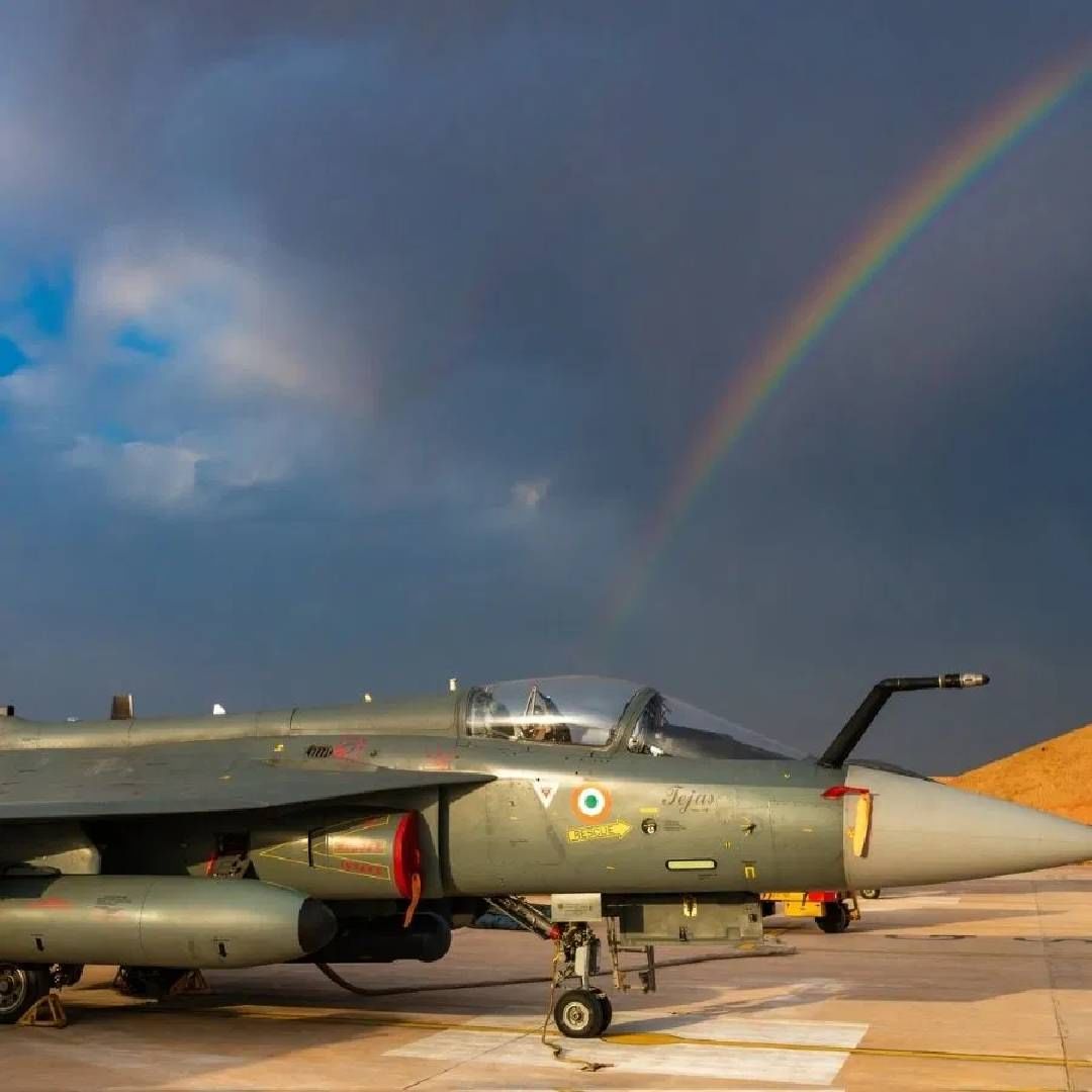 राफेल, सुखोई 30 एमकेआय, डसॉल्ट मिराज, या फायटर विमानांसह तेजस इंडियन एअरफोर्सच अभिन्न अंग आहे. तेजसची सध्या तीन प्रोडक्शन मॉडल आहेत. तेजस मार्क 1, मार्क 1 ए आणि ट्रेनर वेरिएंट. इंडियन एअर फोर्सने 40 तेजस मार्क 1 आणि 83 तेजस मार्क 1 ए ची ऑर्डर दिली आहे. 