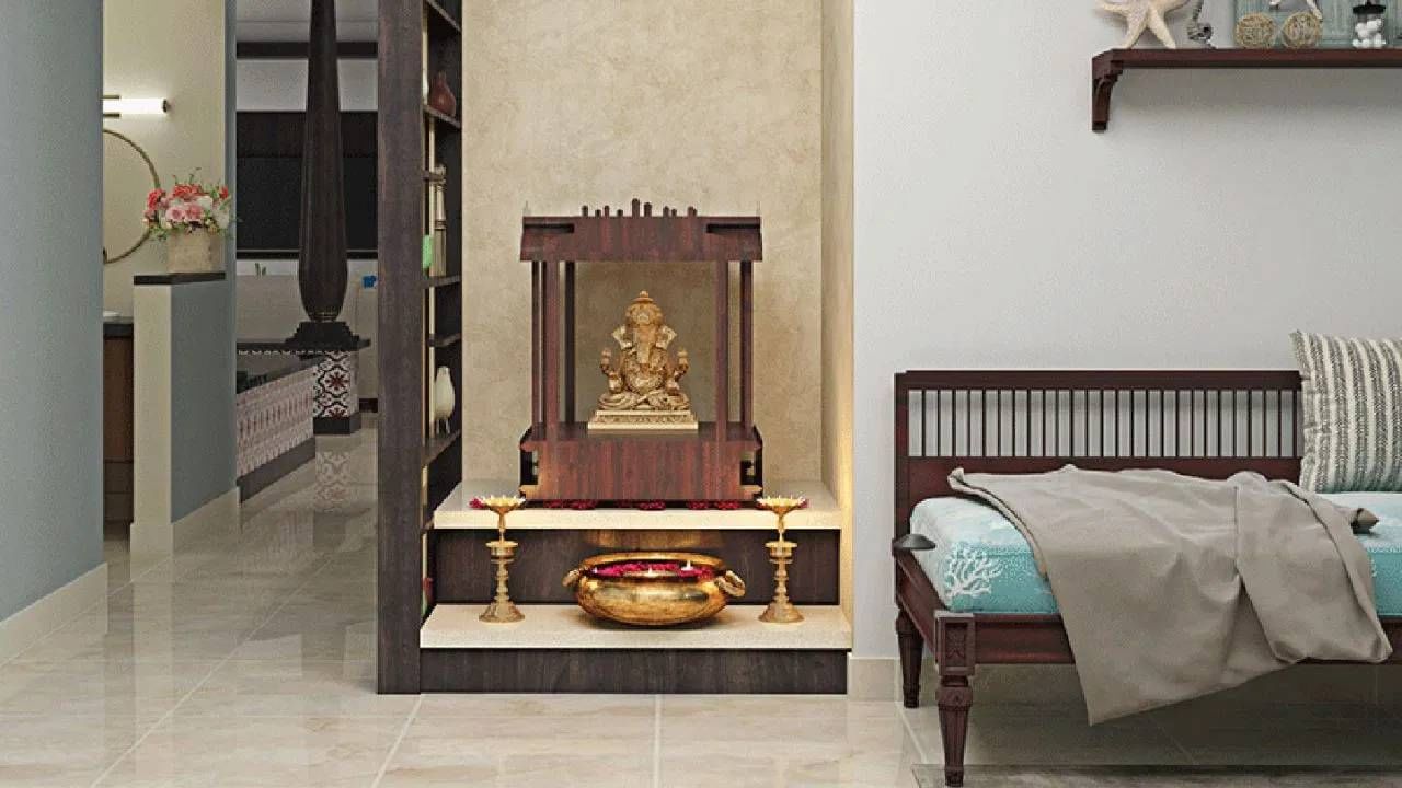 बेडरूममध्ये प्रार्थना कक्ष असण्याने आर्थिक नुकसान होते. नेहमी अशा परिस्थिती उद्भवतात ज्यामुळे आर्थिक नुकसान होते. प्रार्थना कक्ष कधीही बैठकीच्या जागेत नसावा, बेडरूममध्ये असणे तर दूरच.