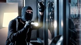 अजब चोर की गजब कहानी.. विमानाने यायचा, चोरी करून फरार व्हायचा,12 लाख,,.