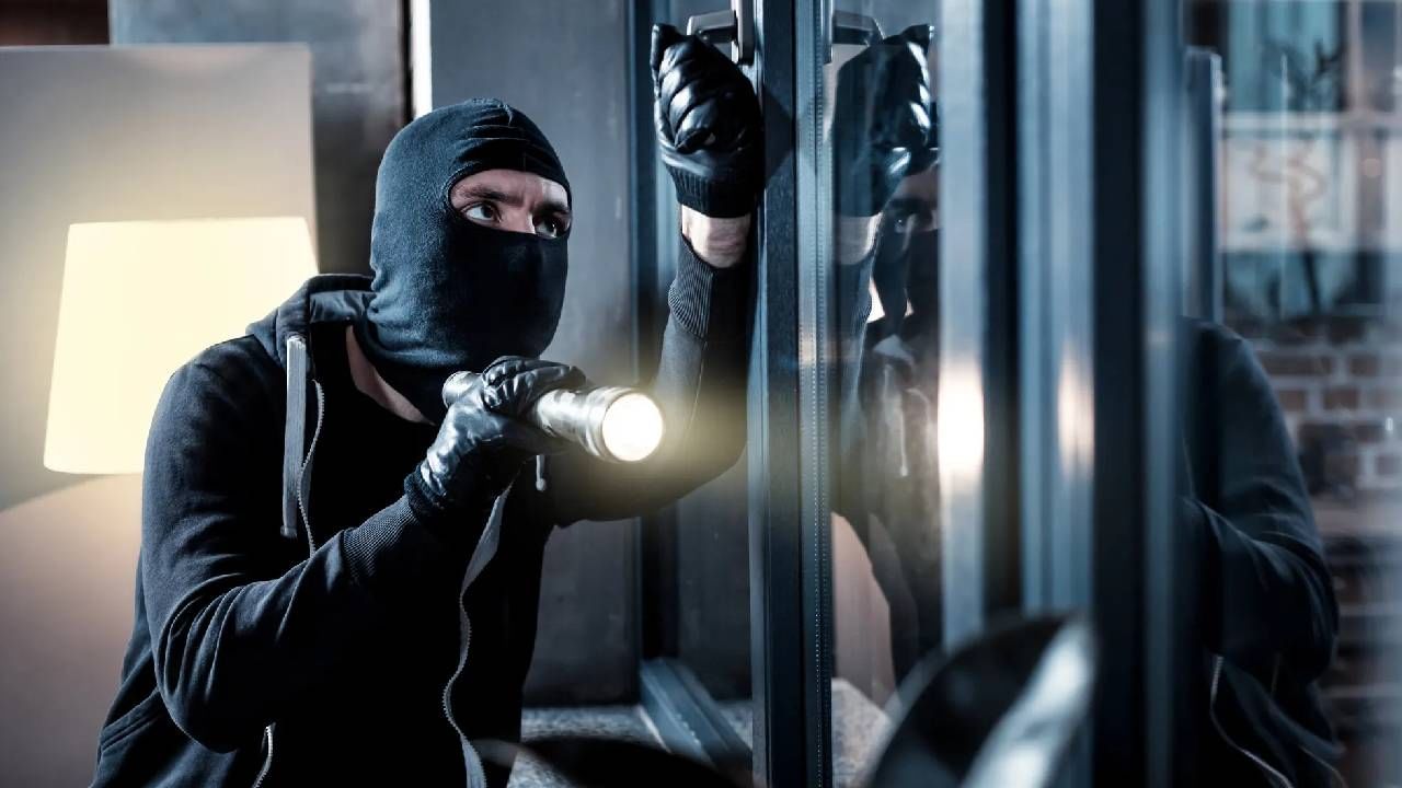 Crime News : अजब चोर की गजब कहानी.. विमानाने यायचा, चोरी करून फरार व्हायचा, 12 लाख... Crime News : अजब चोर की गजब कहानी.. विमानाने यायचा, चोरी करून फरार व्हायचा, 12 लाख...