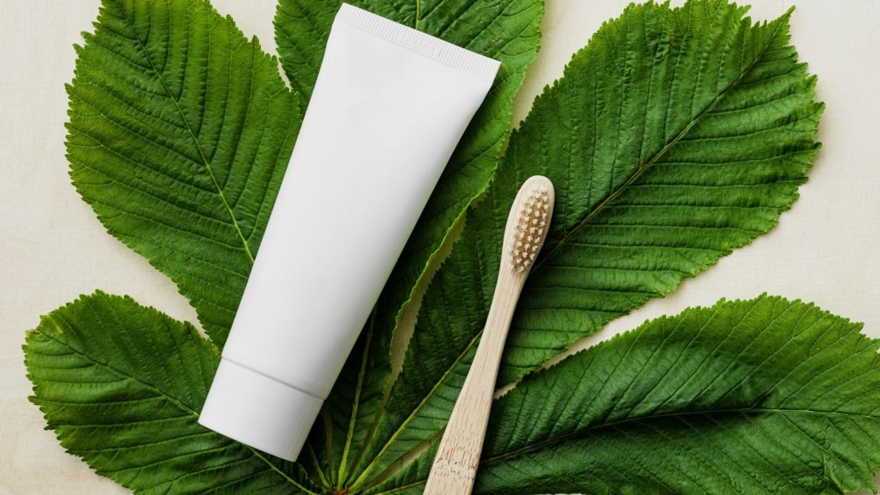 त्यामुळे टूथपेस्ट ही घरातील अनेक सफाईच्या कामांसाठी एक स्वस्त साधन आहे. त्यामुळे, तुमच्या रोजच्या वापरातील अनेक वस्तूंची चमक टिकवून ठेवण्यासाठी टूथपेस्टचा वापर करा आणि तुमच्या दैनंदिन समस्या सहज सोडवा.