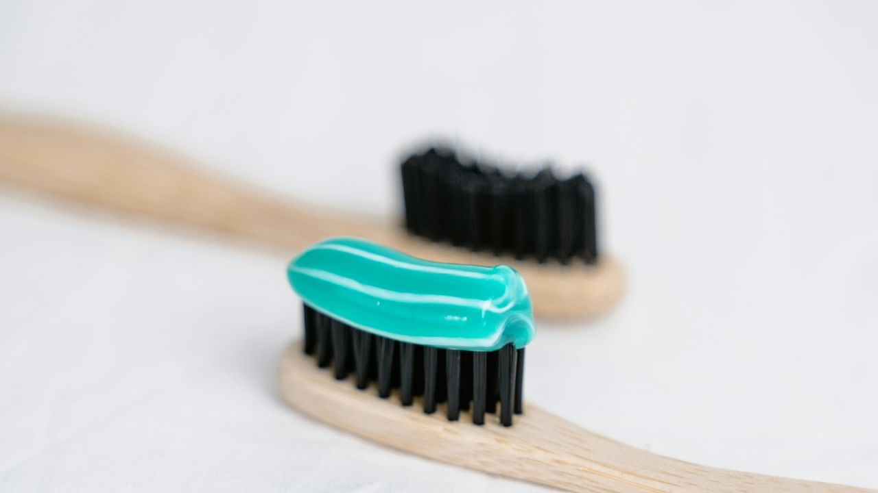 खरं तर, टूथपेस्टमध्ये मेन्थॉल आणि बेकिंग सोडा यांसारखे घटक असतात. ज्यामुळे केवळ तोंडाची दुर्गंधी दूर होत नाही, तर हे घटक डाग काढून टाकण्यासाठी आणि वस्तू पॉलिश करण्यासाठी अत्यंत प्रभावी ठरतात.