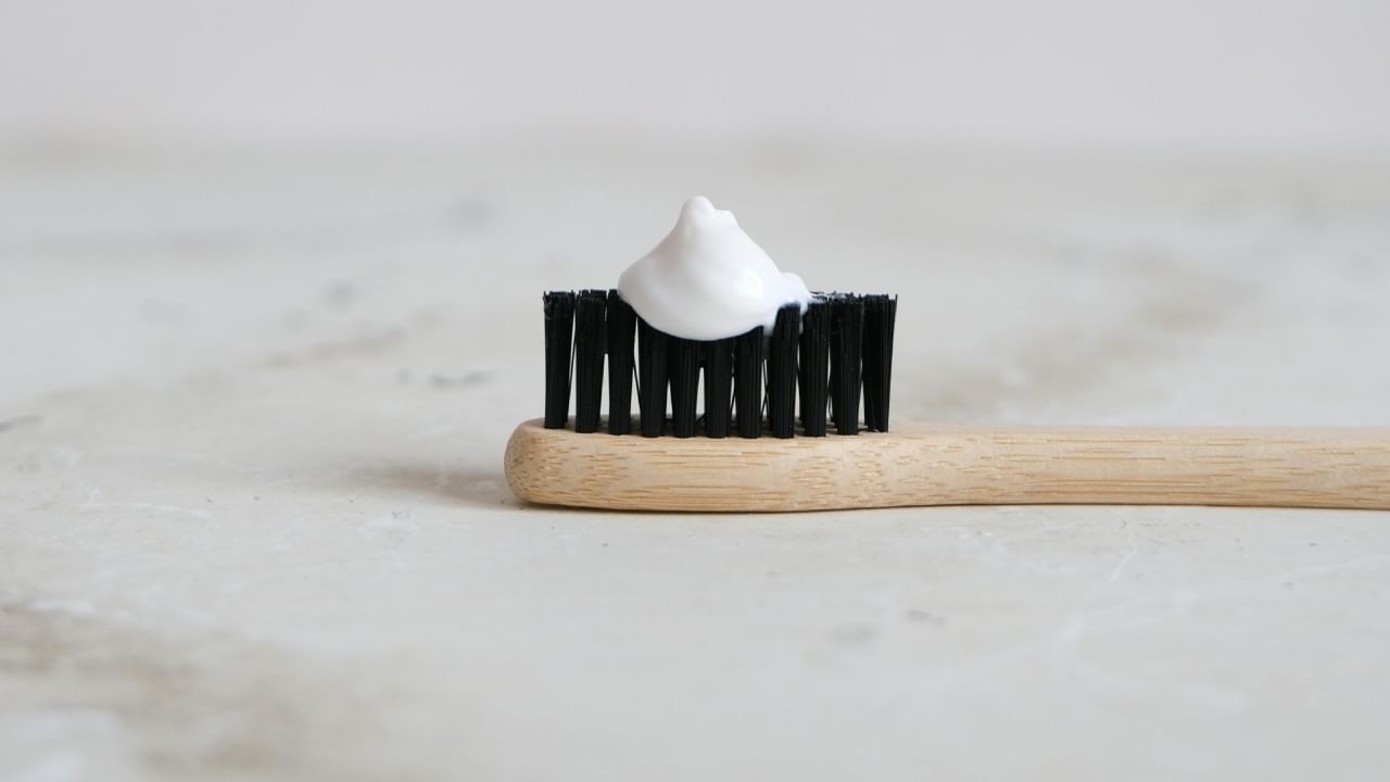 टूथपेस्ट हा आपल्या दैनंदिन जीवनाचा एक अविभाज्य भाग आहे. दात स्वच्छ ठेवण्यासाठी आणि पॉलिश करण्यासाठी याचा वापर होतो, पण तुम्हा ला माहित आहे का की टूथपेस्टचे विविध फायदे असतात.