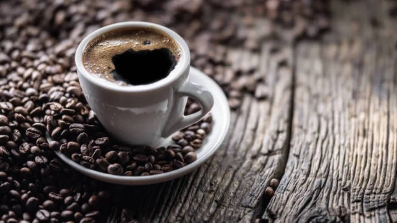 कॉफीमध्ये हळद मिक्स करून पिणे फायदेशीर ठरते. ज्यामुळे कॉफी अतिरेक प्रमाणात पिल्यावरही काही वाईट परिणाम अजिबातच होणार नाही. कॉफीमध्ये हळद मिक्स करून पिल्याने त्याचे बरेच फायदे होतात. 