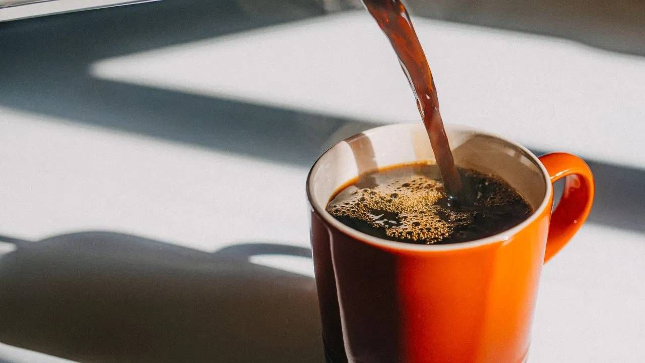 जर कॉफीचे काही वाईट परिणाम शरीरावर होऊ नये, असे तुम्हाला वाटत असेल तर एक सोपी टिप्स फॉलो करा. ज्यामुळे आरोग्यालाही मोठा फायदा होईल. तुम्हाला फक्त एकच बदल करावा लागेल. 