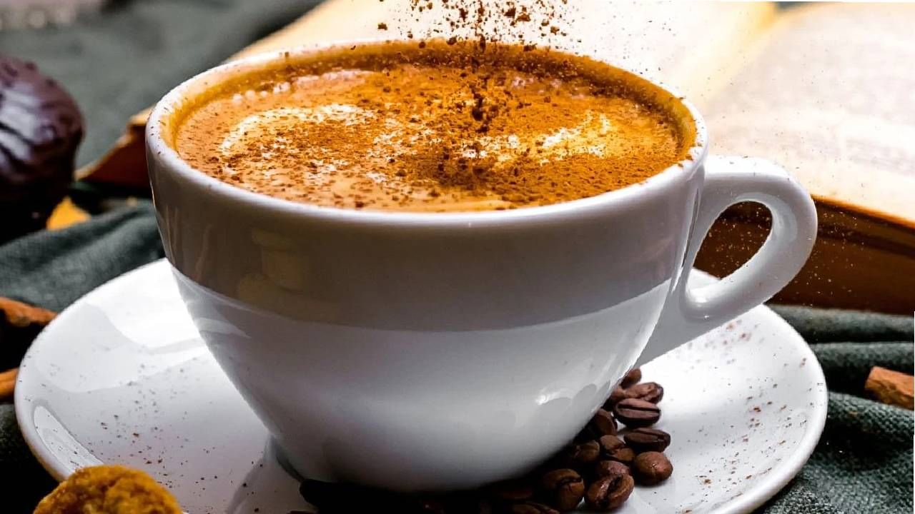  पण त्यातील जास्त कॅफिन कधी कधी शरीरावर वाईट परिणाम करू शकते. कॉफी पिणे फायदेशीर नक्कीच आहे. मात्र, कॉफीचा अतिरेक टाळण्याचा कायमच सल्ला दिला जातो. 