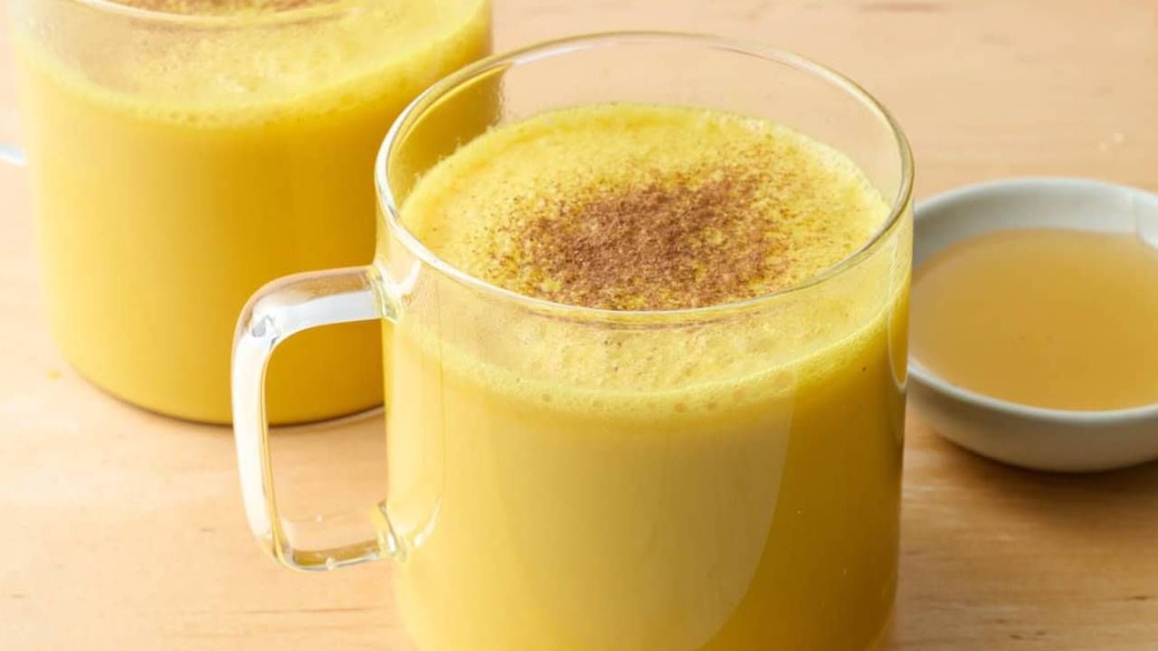 कमी करण्यासाठी अनेकजण कॉफी पितात. कॉफी पिल्याने आरोग्याच्या अनेक समस्या दूर होतात. विशेष म्हणजे कॉफी आपल्या आरोग्यासाठी फायदेशीर ठरते. हिवाळ्यात अधिक प्रमाणात कॉफी पिली जाते. 