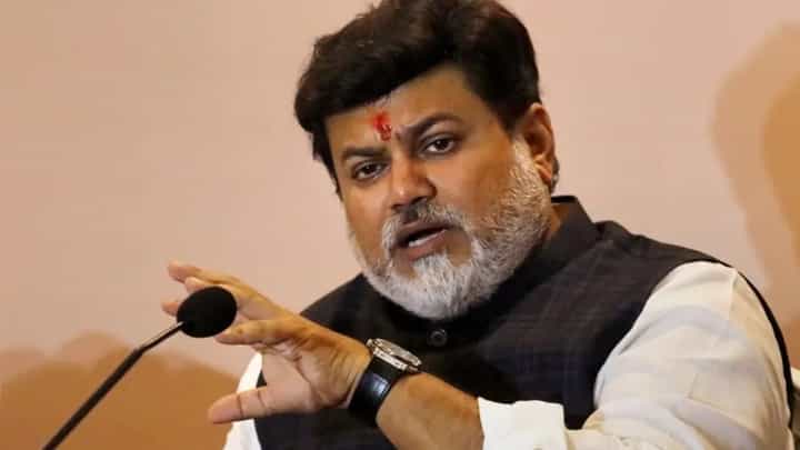 उदय सामंत यांच्याकडून रवींद्र चव्हाणांचे कौतुक उदय सामंत यांच्याकडून रवींद्र चव्हाणांचे कौतुक