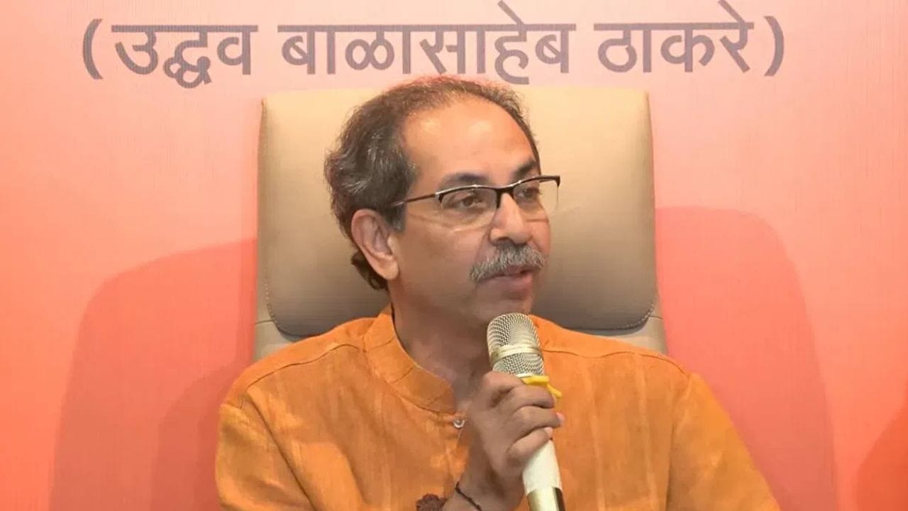 शिवसेना ठाकरे गटाला मोठा धक्का, बड्या नेत्यानं सोडली उद्धव ठाकरेंची साथ, कमळ घेतलं हाती