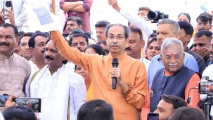2 रुपयांचा पिकविमा देऊन शेतकऱ्यांची थट्टा केली! ठाकरेंचा घणाघात 2 रुपयांचा पिकविमा देऊन शेतकऱ्यांची थट्टा केली! ठाकरेंचा घणाघात