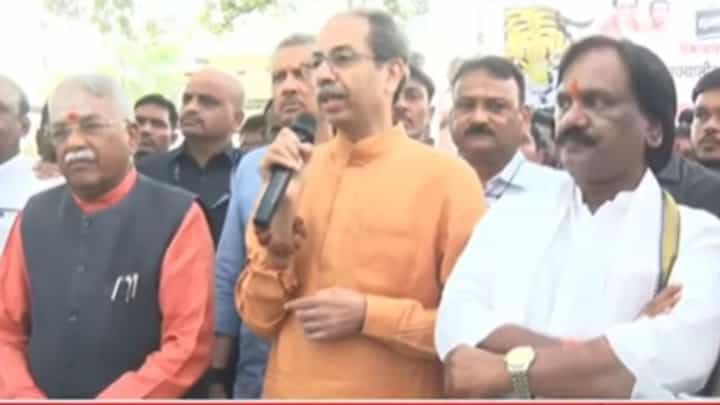 ही शेतकऱ्यांची थट्टा आहे, न्याय मिळेपर्यंत...; उद्धव ठाकरेंचा सरकारवर हल्लाबोल ही शेतकऱ्यांची थट्टा आहे, न्याय मिळेपर्यंत...; उद्धव ठाकरेंचा सरकारवर हल्लाबोल