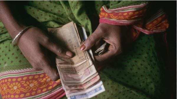 या योजनेच्या माध्यमातून सरकार तुम्हाला कर्ज देते. उद्योगिनी योजनेच्या माध्यमातून दिले जाणारे हे कर्ज कोलॅटरल फ्री असते. म्हणजेच हे कर्ज देताना महिलांना कोणतेही तारण ठेवण्याची गरज नसते. महिलांना या योजनेअंतर्गत एक ते तीन लाख रुपयांपर्यंतचे कर्ज मिळू शकते. 