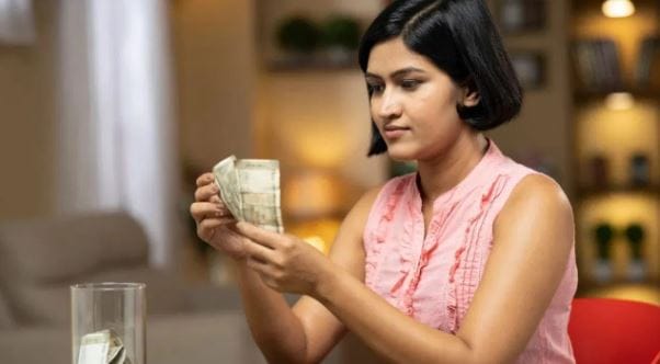 या योजनेचा लाभ घेण्यासाठी महिलेच्या कुटंबाचे वार्षिक उत्पन्न दीड लाखांपेक्षा जास्त नसावे. या योजनेच्या लाभासाठी तुम्हाला आधार कार्ड, मतदान कार्ड, फोटो, उत्पन्नाचे प्रमाणपत्र, प्रोजेक्ट रिपोर्ट, जात प्रमाणपत्र अशा काही कागदपत्रांची गरज असते.   