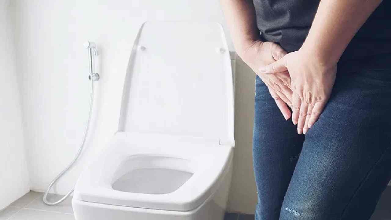 अचानक लघवीचा प्रवाह खंडित होतो का? मूत्राशयात ताठरपणा येतो? घरातील ‘हे’ 4 उपाय करा