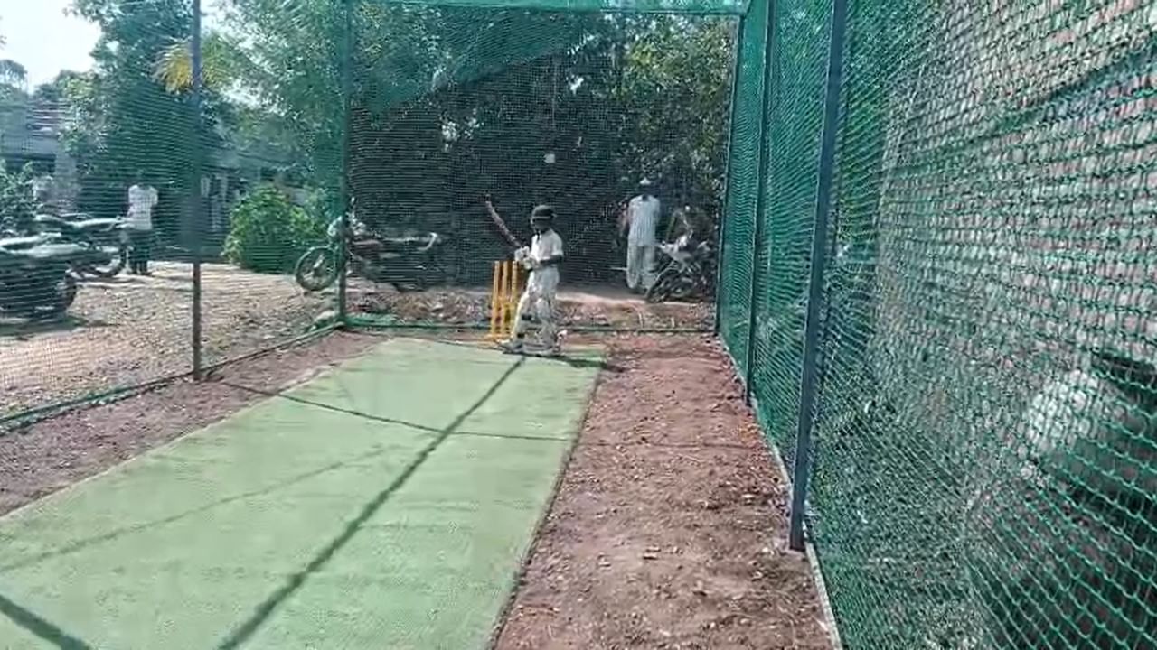 "लाड सर मागील ३० वर्षांपासून लहान मुलांना प्रशिक्षण देत आहेत, पण त्यांनी आजपर्यंत कोणत्याही मुलांकडून फी घेतली नाही. आजवर त्यांनी २२ मुले दत्तक घेतली असून सर्वांचे मुंबईत राहणे, शाळेचे शिक्षण, किराणा आणि क्रिकेट बॅट अशा सगळ्या गोष्टी ते मोफत देत आहेत. दिनेश लाड सर आमच्यासाठी माणसातील देव आहेत." असे सुधीर पोळ म्हणाले.