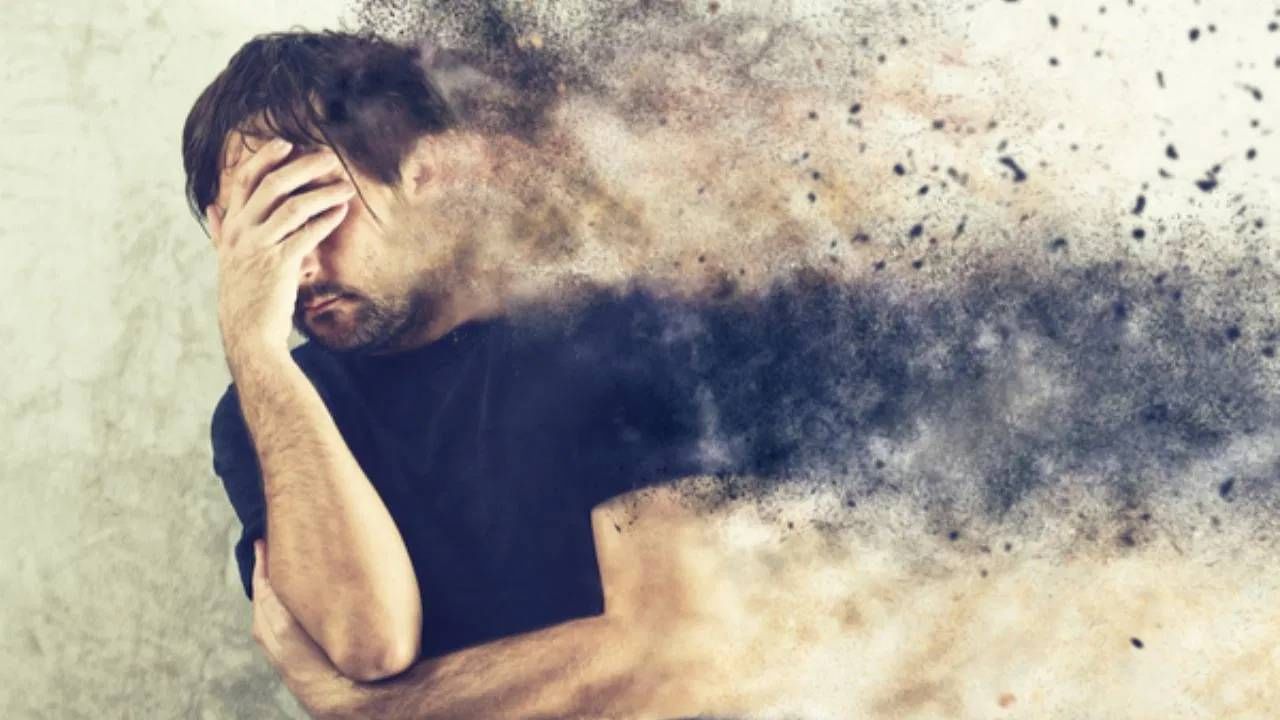 दुःखी चेहऱ्याचा फोटो: लोक अनेकदा भिंतींवर दुःख किंवा तणावाच्या प्रतिमा किंवा फोटो  लावतात. भिंतींवर रडणाऱ्या मुलांचे, युद्धाचे दृश्ये किंवा इतर दुःखी प्रतिमा लावल्याने नकारात्मक ऊर्जा येते. म्हणून, भिंतींवरही विशेष लक्ष द्या आणि देवी लक्ष्मी, हसणारी मुले, नैसर्गिक सौंदर्य किंवा राधा कृष्ण यासारख्या सकारात्मक आणि समृद्ध प्रतिमा किंवा फोटो लावा. 