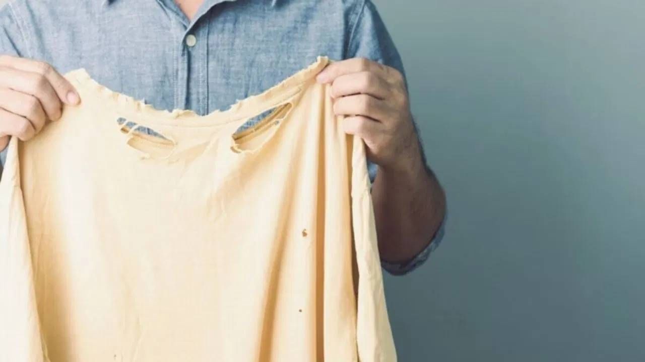 घरात तुटलेल्या वस्तू : तुमच्या घरात तुटलेली भांडी, आरसे, जुन्या कपड्यांचे ढीग किंवा खराब झालेले फर्निचर आहे का? या गोष्टी केवळ कुरूप दिसत नाहीत तर नकारात्मक उर्जेचे प्रजनन स्थळ देखील असतात. त्यामुळेच अशा वस्तू तुमच्या घरातून लवकरात लवकर काढून टाका. हे अडथळे तणाव आणि आर्थिक नुकसानाचे एक मोठे कारण असू शकतात. ( डिस्क्लेमर : या आर्टिकलमध्ये देण्यात आलेली माहिती व उपाय हे उपलब्ध स्रोतावरून देण्यात आलेले आहेत. याच्या तथ्यांबद्दल आम्ही कुठलाही दावा करीत नाही. तसेच आमचा अंधश्रद्धेला दुजोरा देत नाही)