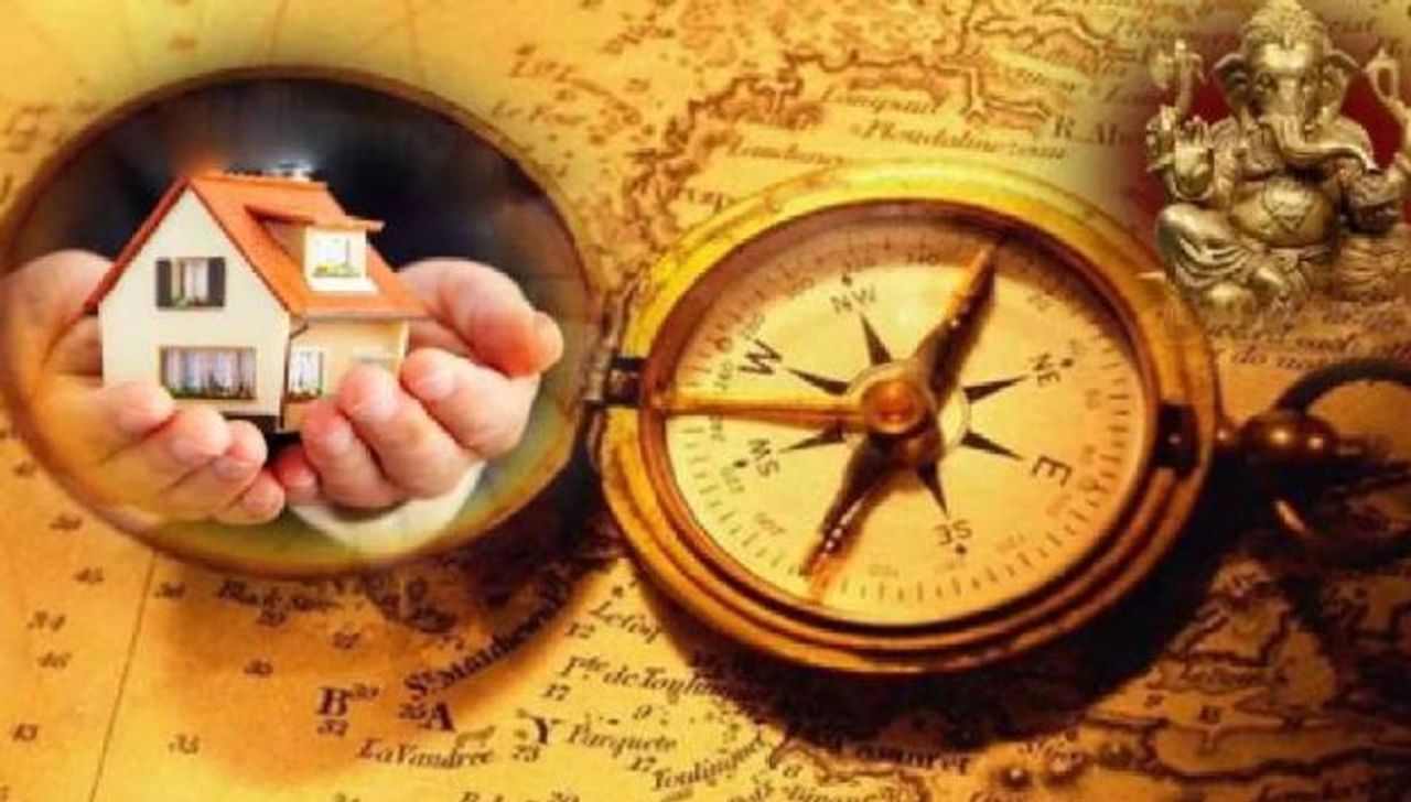 काही लोक वास्तूशास्त्राचे नियम लक्षात घेऊनच घर बांधतात. विशेष म्हणजे वास्तूशास्त्रात कोणत्या वस्तू कुठे असायला हव्यात याबाबतही सांगण्यात आले आहे. त्यामुळे काही लोक वास्तूशास्त्रानुसारच घरात वस्तू ठेवतात. वास्तूशास्त्राच्या नियमानुसार तुमच्या घरात या चार वस्तू असायलाच हव्यात. 