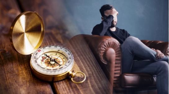 तुमच्या घराच्या मुख्य दरवाजाला जाळे लागले असतील तर ते लगेच स्वच्छ करावेत. दरवाजावरचे जाळे काढून त्यावर स्वास्तिक काढावे. वास्तूशास्त्रानुसार दरवाजाला जाळे असेल तर लक्ष्मी मातेला घरात येण्यात बाधा निर्माण होतात. 