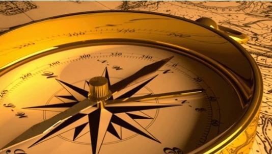 घरात दक्षिण दिशेला कुटुंबातील पूर्वजांचा फोटो लावणे शुभ मानले जाते. यामुळे घरात प्रगती नांदते असे बोलले जाते. त्यामुळेच श्रीमंतांच्या घरात नेहमी त्यांच्या पूर्वाजांचा फोटो आढळतो.