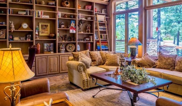 वास्तूशास्त्राच्या नियमानुसार घरात शंख असायलाच हवा. शंख हे सौभाग्याचे प्रतिक मानले जाते. पूजा करताना शंख वाजवला तर नकारात्मक उर्जा दूर होते. म्हणूनच घरात शंख असणे शुभ मानले जाते. 