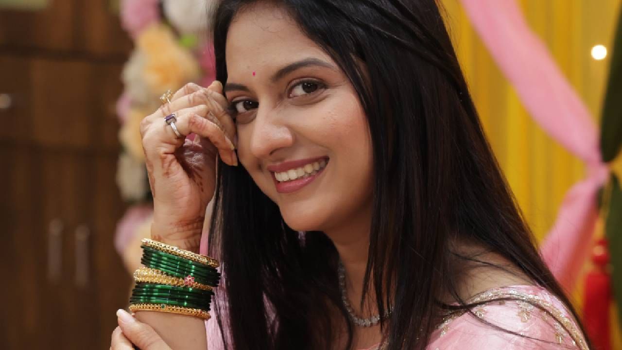 झी मराठी वाहिनीवरील लोकप्रिय मालिका 'वीण दोघांतली ही तुटेना'मध्ये सध्या लग्नाचं वातावरण आहे. राजवाडे आणि सरपोतदार कुटुंब एकत्र येऊन लग्नसोहळ्याचा आनंद घेत आहेत. आधिरा आणि स्वानंदीच्या चूडा विधीमुळे सगळीकडे सेलिब्रशनचा उत्साह आहे. 
