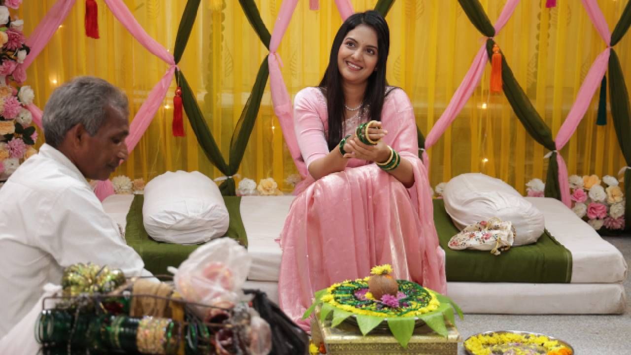 'वीण दोघांतली ही तुटेना' या मालिकेच्या पुढील भागांमध्ये प्रेक्षकांना भावनांचा आणि कौटुंबिक नात्यांचा सुंदर संगम पाहायला मिळणार आहे. सगळ्यांच्या डोळ्यांसमोर उघड होणारं सत्य कोणते असेल आणि या घटनांनंतर नात्यांची वीण पुन्हा जुळेल का, हे पाहणं महत्त्वाचं ठरणार आहे.