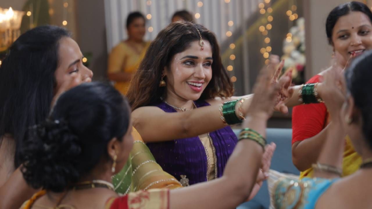 मात्र, या आनंदात एक अनपेक्षित वळण येणार आहे, ज्यामुळे सर्वजण चकित होणार आहेत. स्वानंदीच्या चूडा सोहळ्यात सोन्याच्या बांगड्यांच्या जागी बेंटेक्सच्या बांगड्या येतात. तिच्या हातात सोन्याऐवजी बेंटेक्सच्या बांगड्या चढवल्या जातात.