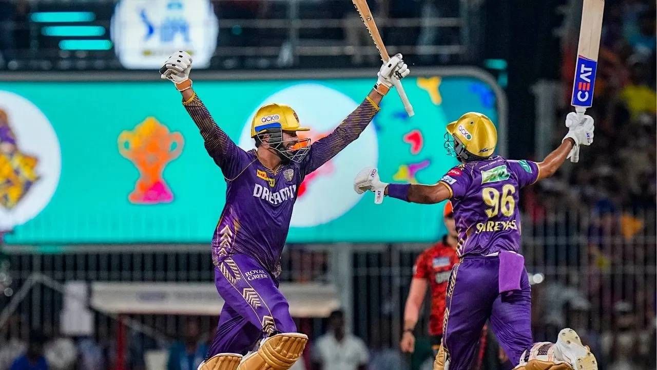 आयपीएल 2026 स्पर्धेपूर्वी रिटेन आणि रिलीज केलेल्या खेळाडूंची यादी समोर आहे. मेगा लिलावात सर्वाधिक भाग खाणार्‍या खेळाडूंची नावं या यादीत आहेत. यात कोलकात्याच्या वेंकटेश अय्यरसह पाच खेळाडूंची नावं आहेत. चला जाणून घेऊयात त्यांच्याबाबत...  (फोटो- pti)