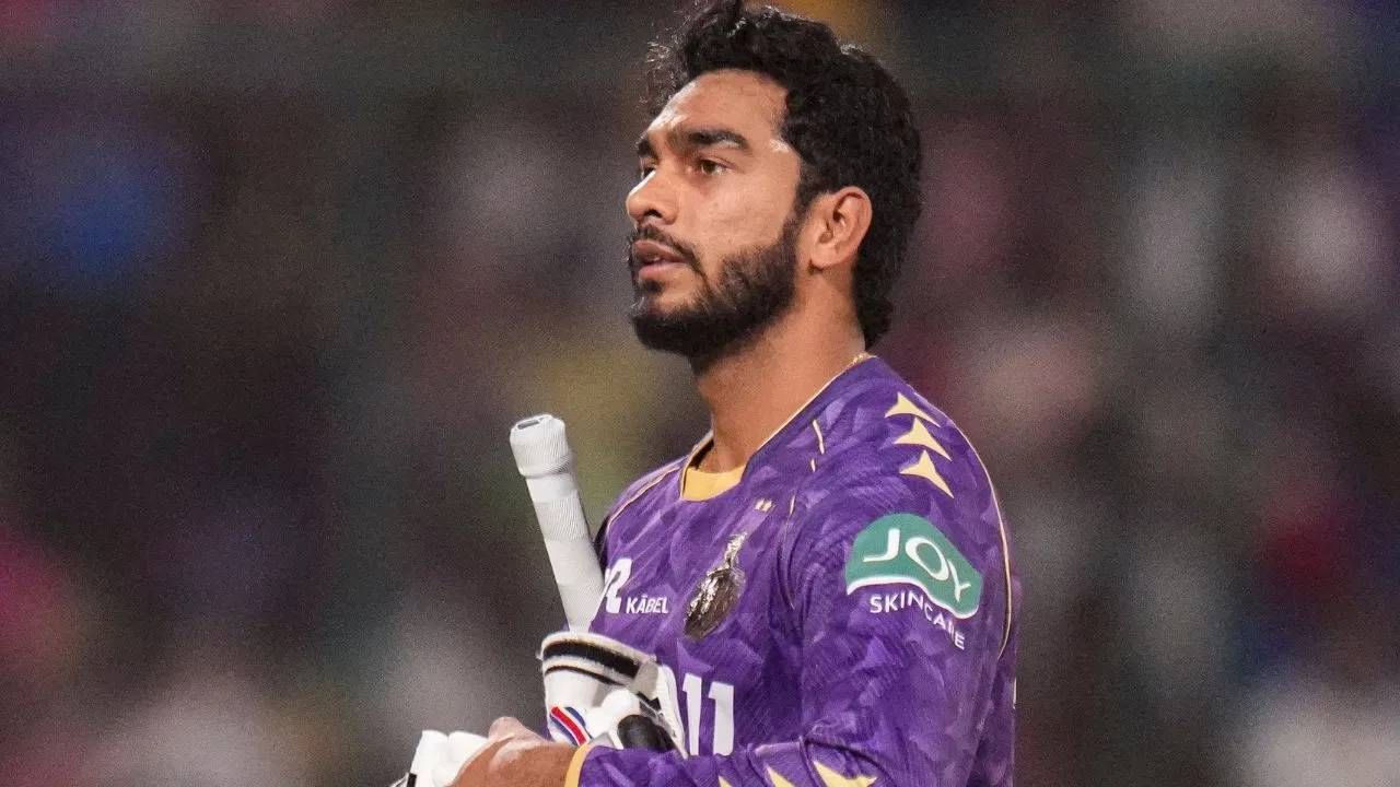 आयपीएल 2026 स्पर्धेपूर्वी कोलकाता नाईट रायडर्सने सर्वाधिक खेळाडू रिलीज केले आहेत. त्यामुळे मिनी लिलावासाठी त्यांच्या पर्समध्ये 64.3 कोटी रुपये आहेत.  कोलकात्याच्या रकमेत इतकी वाढ होण्याचं कारण म्हणजे वेंकटेश अय्यर.. मेगा लिलावात त्याला 23.75 कोटींना विकत घेतलं होतं. मात्र आता त्याला रिलीज केलं आहे.  (Photo-PTI)