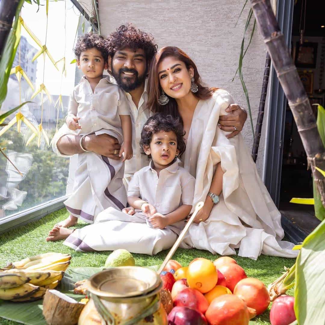 दक्षिणेची सुपरस्टार अभिनेत्री नयनताराने 18 नोव्हेंबरला आपला बर्थ डे सेलिब्रेट केला. पती आणि डायरेक्टर विग्नेश सिवान आणि दोन मुलांसोबत नयनताराने काही फोटो शेअर केले.
