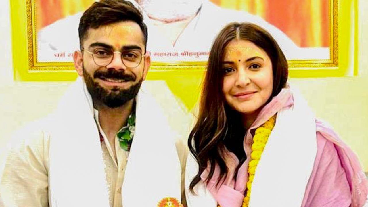 आर्थिक बाबतीत, विराट कोहलीने पत्नीला मागे टाकले आहे. विराट कोहलीची एकूण मालमत्ता सुमारे १३०० कोटी रुपये इतकी आहे. त्याची कमाई क्रिकेट, जाहिराती आणि गुंतवणुकीतून जमा होते. 