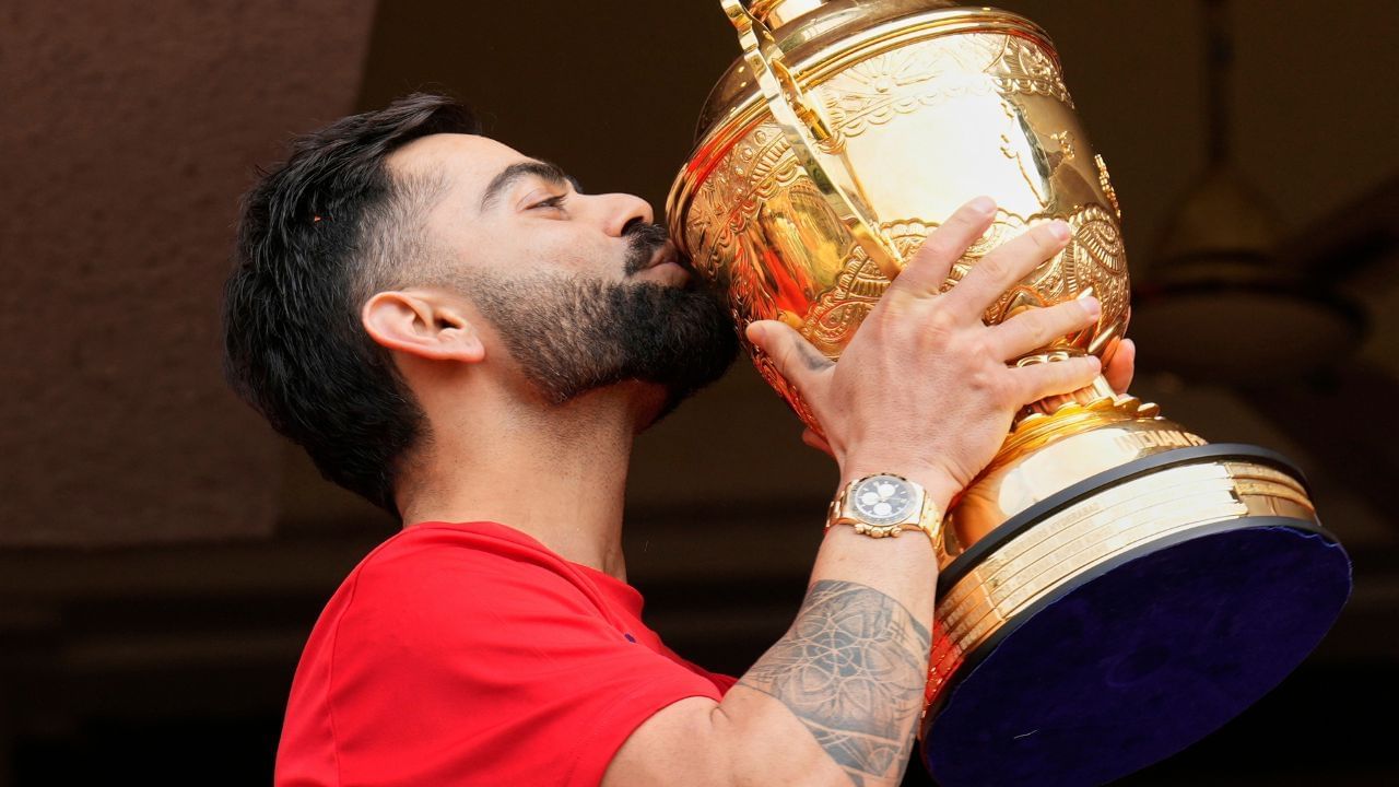 तिने कला शाखेत पदवीधर पदवी मिळवली असून, त्यानंतर तिने अर्थशास्त्रात पदव्युत्तर पदवी देखील पूर्ण केली आहे. शिक्षण पूर्ण झाल्यावर तिने मॉडेलिंग आणि त्यानंतर बॉलिवूडमध्ये यशस्वी करिअर केले.