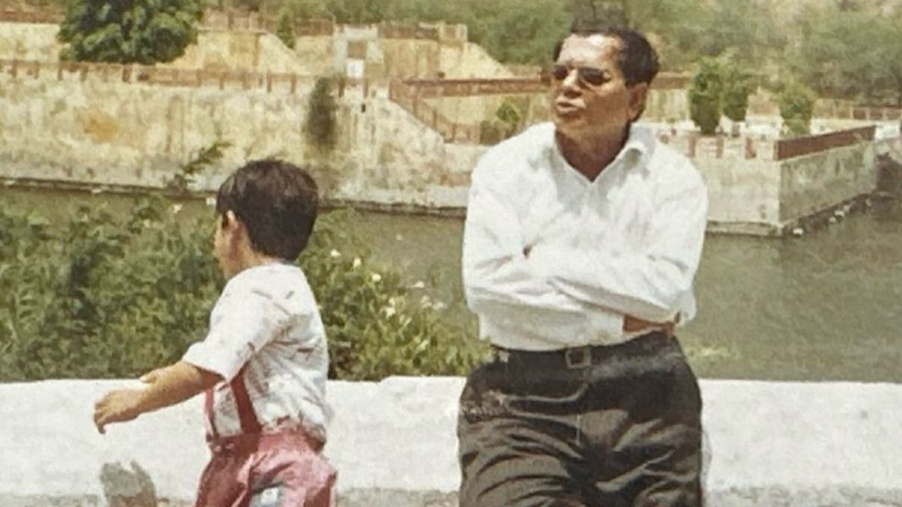 १९९८ मध्ये त्याने पश्चिम दिल्ली क्रिकेट अकादमीमध्ये प्रवेश केला. त्यानंतर क्रिकेटच्या मैदानात त्याने स्वतःचे एक मोठे साम्राज्य उभे केले. तर अनुष्का शर्मा अभ्यासात खूप हुशार होती. ती शाळा आणि कॉलेजमध्ये टॉपर राहिली आहे.