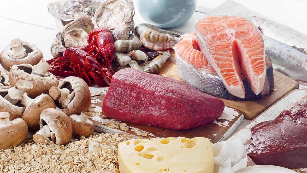 जर तुमची त्वचा अचानक काळी पडली असेल तर तो व्हिटॅमिन B12 ची शरीरात कमतरता शरीरात असल्याचे स्पष्ट होते. 