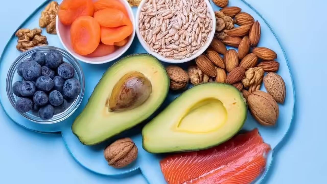 जर आपण चांगले खाल्ले तर त्वचा देखील चांगली होते. मात्र, खाण्यापिण्याच्या वाईट सवयींमुळे त्वचेवर अत्यंत गंभीर परिणाम होऊ शकतात. 