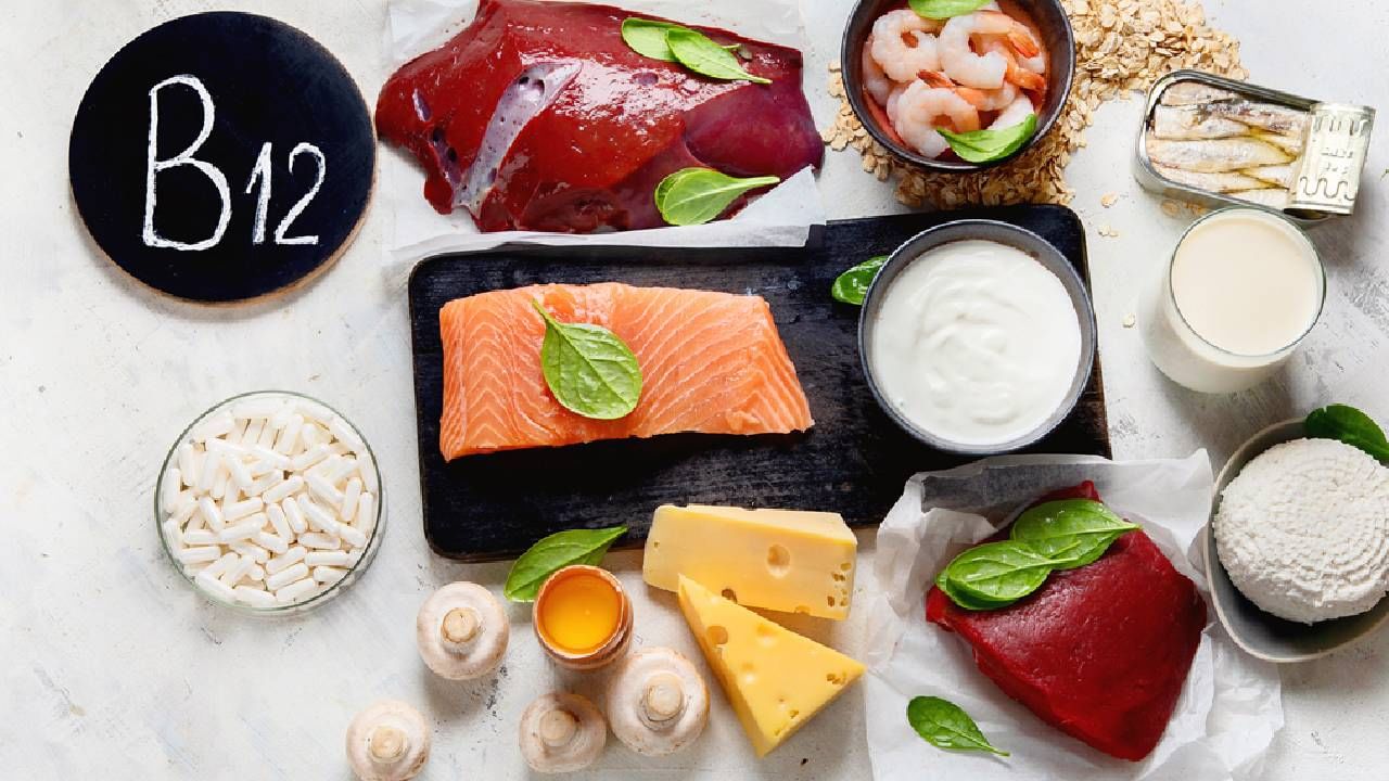 सतत उन्हात फिरणे, अपुरी झोप, तणाव आणि खाण्यापिण्याच्या वाईट सवयी. यामुळेही बऱ्याचहा त्वचा काळी पडते. सर्वात महत्वाचे म्हणजे त्वचेवर वाईट परिणाम खाण्यापिण्याचा होतो. 