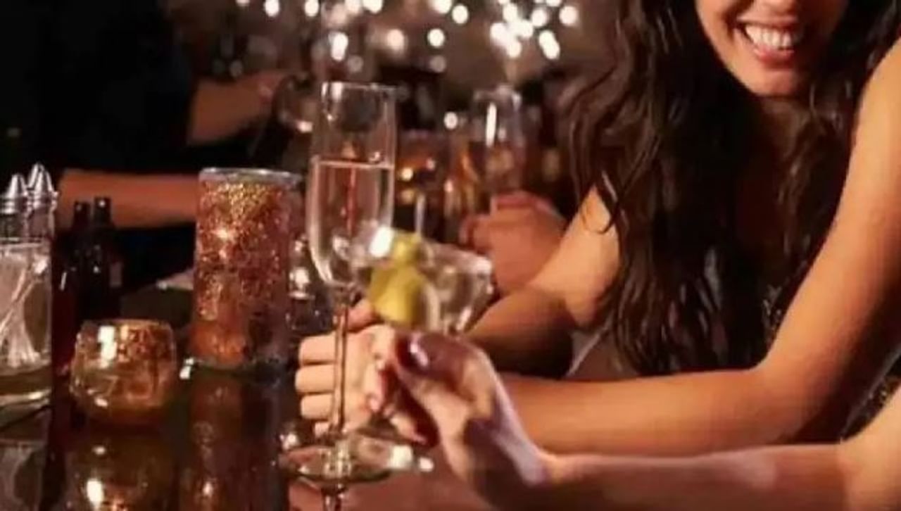 भारतात कोट्यवधी मद्यप्रेमी आहेत. जगात तर ही संख्या आणखी जास्त आहे. मद्यप्रेमींना वेगवेगळी मद्यं प्यायला आवडते. एखाद्याला व्होडका आवडतो तर कोणाला रम, बिअर प्यायला आवडते. परंतु या सर्वच मद्य प्रकारांमध्ये सर्वाधिक नैसर्गिक पद्धतीने तयार करण्यात येत असलेले पेय तुम्हाला माहिती आहे का? 